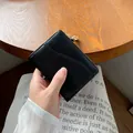 Portafoglio corto nero patchwork con pendente a cuore e cerniera dorata da donna - Nero