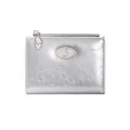 Silberne Damen-Brieftasche aus Faltenleder mit Reißverschluss und ovalem Logo-Detail - Silber
