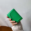 Portefeuille court minimaliste vert vif en cuir avec lettrage Classic Star - Vert Foncé