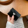Portafoglio a tre ante in pelle nera craquelé con fibbia a cuore in argento - Nero