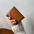 Portefeuille pliable en cuir marron pour femmes avec un logo étoile argenté minimaliste - Marron