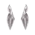 Dettaglio di orecchini a foglia d'argento con venature metalliche e trame intrecciate - Argento