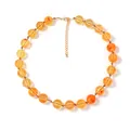 Detail van de amberkleurige kristallen kralenketting met gouden verstelbare ketting - Oranje