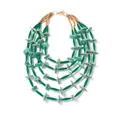 Detailopname van bohemian gelaagde kralenketting met groene steentextuur en goud - Groen