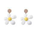 Elegante weiße Gänseblümchen-Ohrringe mit goldenen Akzenten und gelber Blütenmitte - Weiß