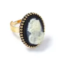 Bague camée vintage dorée avec silhouette féminine blanche sur fond ovale noir - Or