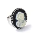 Détail de bague vintage en alliage argenté avec camée et bordure tissée - Argent