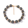 Collier bohème multicouche avec perles géométriques grises et détails dorés brillants - Gris