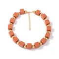 Détail du collier bohème avec perles carrées orange et fermoir mousqueton doré brillant - Corail