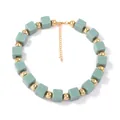 Collier bohème avec perles cubiques vertes et sphères métalliques dorées élégantes - Rose bonbon