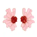 Détail macro des boucles d'oreilles fleurs en émail rose avec cœur perlé rouge sur fond blanc - Rose et Cœur Rouge