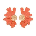 Détail macro de boucles d'oreilles fleurs en émail orange avec pétales dorés et perles - Orange