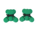 Orecchini a forma di orsetto verde in lega con superficie strutturata e fiocco nero - Verde