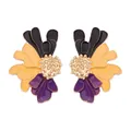 Détail de boucles d'oreilles fleurs en émail avec pétales noirs, orange et violets - Couleur Halloween