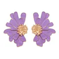 Détail macro de boucles d'oreilles fleurs en émail violet avec pétales dorés - Violet