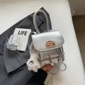 Mini zaino in pelle argentata lucida con ricamo a orsetto e ciondolo in peluche - Con Ciondolo / Argento