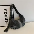 Minimalistische Jeans-Halbmondtasche mit Knotengurt und Nieten-Details - Schwarz