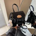 Mini zainetto nero lucido da donna con toppa a forma di cane e ciondolo in peluche - Con Ciondolo / Nero