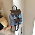 Mochila retro de mezclilla azul y cuero brillante marrón con diseño de retazos - Marrón