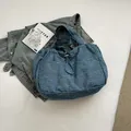 Sac fourre-tout en denim bleu délavé avec fermeture à cordon et larges bretelles - Bleu clair