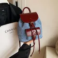 Mochila pequeña de patchwork vaquero azul y cuero marrón con solapa y cierre de cordón - Burdeos