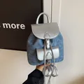 Mini mochila de mezclilla con detalles en cuero sintético plateado metálico y hebilla - Azul Oscuro / Plata