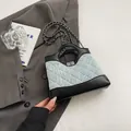 Bolso de mano de mezclilla azul claro acolchado con ribete de cuero negro y cadena - Negro