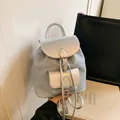 Mini mochila de cuero metalizado plateado y tela denim gris con cierre de hebilla - Azul Claro/Plata