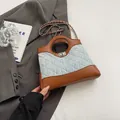 Bolso tipo cubo de mezclilla azul claro y cuero marrón con asa circular hueca - Marrón