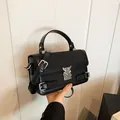 Zwarte crossbodytas van vegan leer met geweven klep en zilveren gevleugelde gesp - Zwart