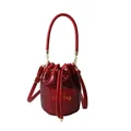 Sac seau rouge à paillettes avec cordon de serrage et écusson doré The Cute Bag chic - Rouge