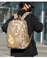Detailansicht des Wüsten-Digital-Camouflage-Rucksacks mit M416-Aufdruck und Netztasche - Gelb