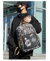 Seitenansicht des grauen digitalen Camouflage-Rucksacks mit M416-Soldatenaufdruck - Schwarz