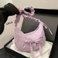Borsa hobo lavanda con grande fiocco e tracolla regolabile con ruches increspate - Viola