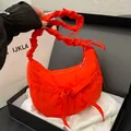 Borsa hobo a pieghe arancione brillante con fiocco e tracolla regolabile con volant - Rosso