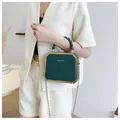 Petit sac carré vert foncé avec bandoulière chaîne dorée et poignée tressée - Vert Foncé
