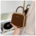 Sac à main hexagonal marron café avec poignée en spirale et chaîne dorée femme - Café