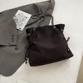 Borsa tote nera con stampe a cuore rosse, tracolla a catena e coulisse laterali - Stampa a Cuore / Nero