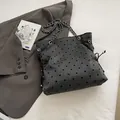 Borsa tote grigio scuro a pois neri con tracolla a catena argentata - Grigio