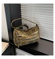 Modische große Leopard-Tasche mit drei silbernen Reißverschlüssen auf schwarzem Grund - Braun