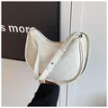 Bolso de hombro blanco acolchado con diseño de media luna y correa ajustable fina - Blanco