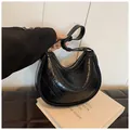 Bolso hobo negro clásico con diseño acolchado y acabado de cuero brillante - Negro