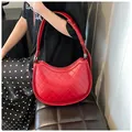 Elegante bolso hobo rojo acolchado en charol con herrajes plateados y correa de hombro - Rojo