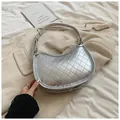 Bolso sobaco acolchado plateado en forma de media luna con acabado metálico - Plateado