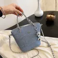 Borsa a secchiello in denim azzurro con tracolla a catena argento e ciondolo a cane - Denim Blu Scuro