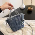 Borsa tote in denim blu scuro con strass, catena d'argento e ciondolo cane palloncino - Blu Scuro Stellato
