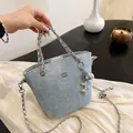 Borsa tote in denim azzurro con tracolle a catena argento e dettagli glitterati - Blu Cielo Stellato