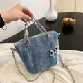 Borsa a secchiello in denim blu con tracolla a catena e ciondolo a forma di cane - Blu Chiaro Cielo Stellato