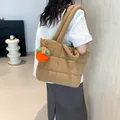 Sac fourre-tout matelassé kaki en nylon avec charme de kaki orange et motif à carreaux - Khaki