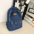 Sac à dos décontracté en denim bleu avec écusson en cuir et poche avant zippée - Bleu clair